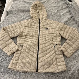 Women’s North Face quilted thermoball jacket with hood